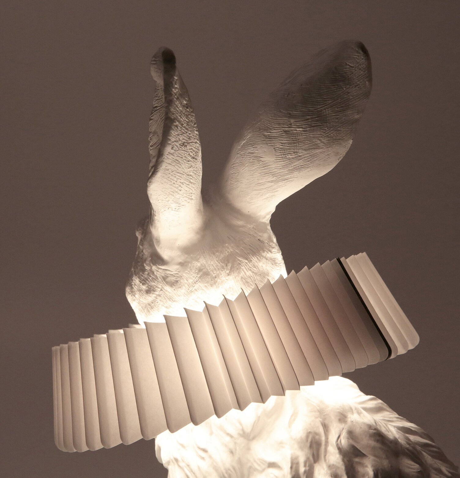 Bordslampa Rabbit X Sit från Haoshi Design i sittande form