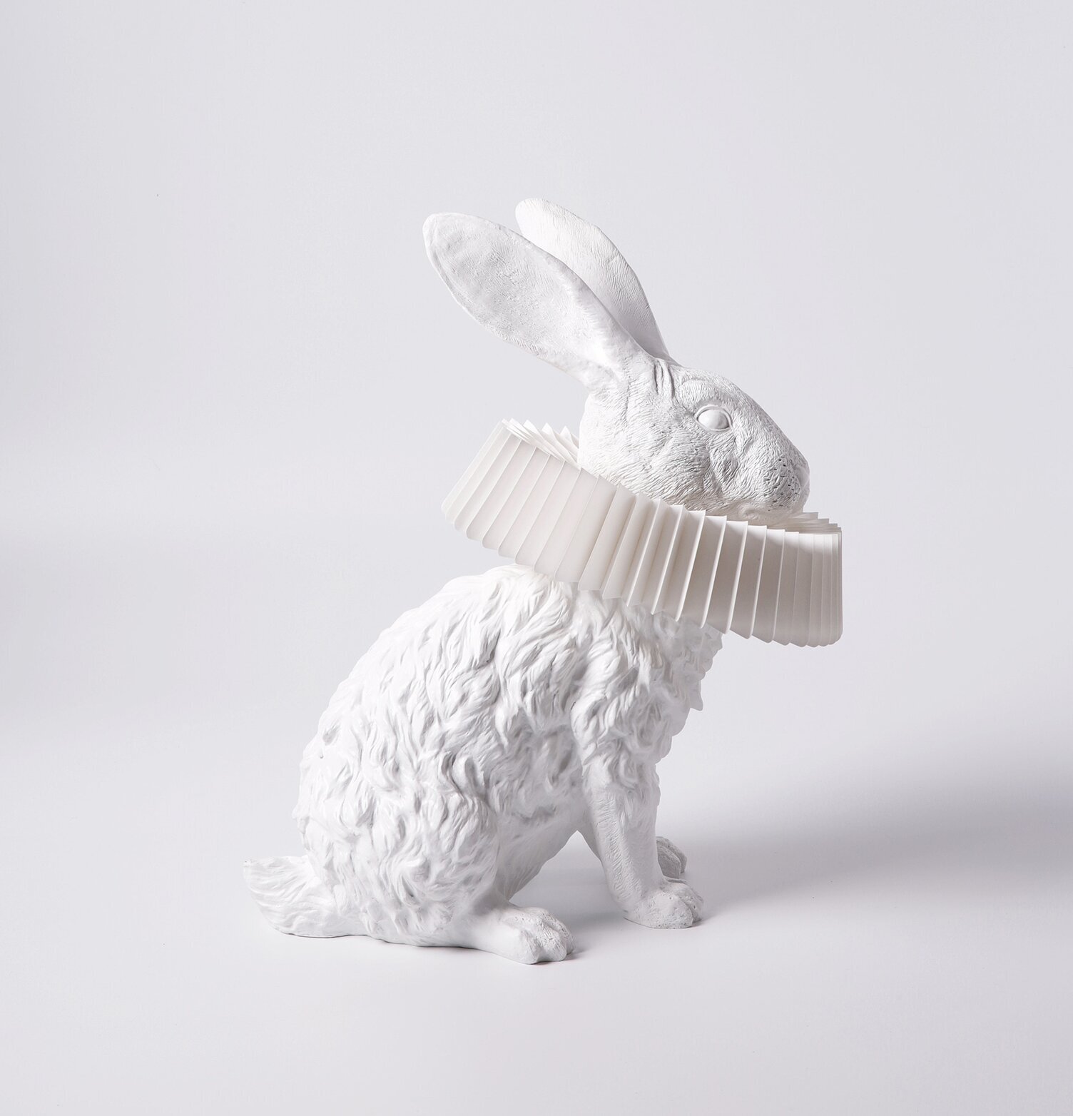 Bordslampa Rabbit X Sit från Haoshi Design, sittande kanin