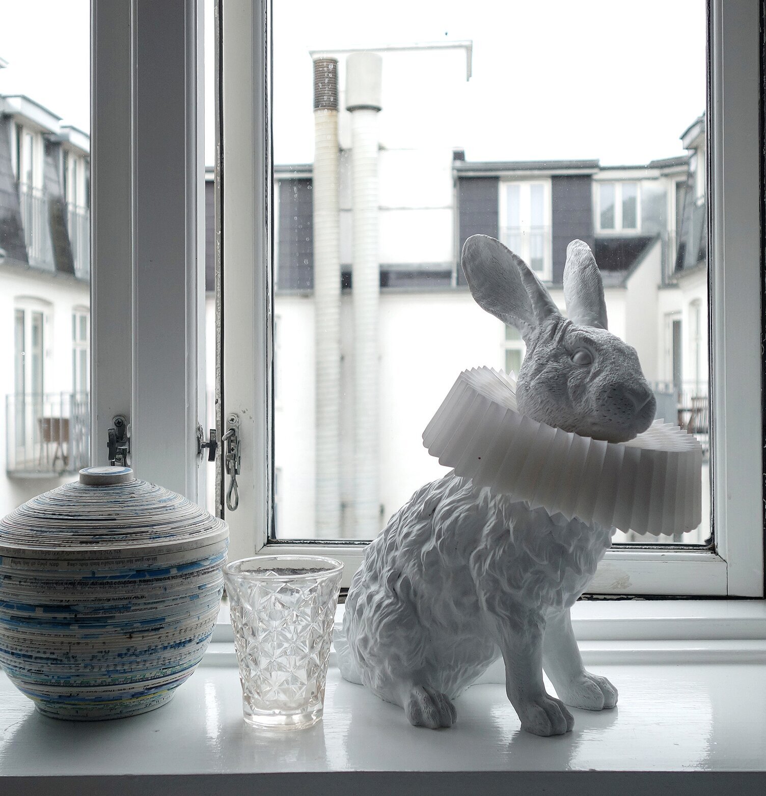 Bordslampa Rabbit X Sit från Haoshi Design på fönsterbräda