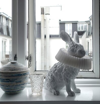 Bild av modern inredning med unik bordslampa