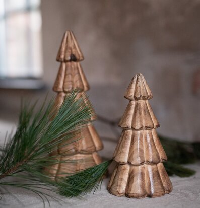 Bild av stiliserade träd på texturerad duk i trä