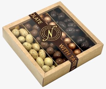 Bild av stilfullt förpackad ask med fyra chokladsmaker