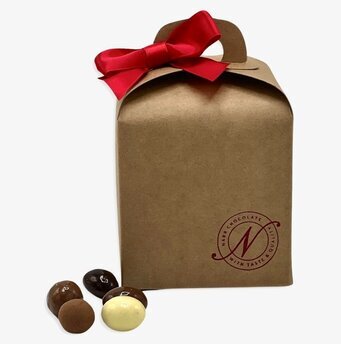 Bild av elegant jullåda med festlig chokladupplevelse