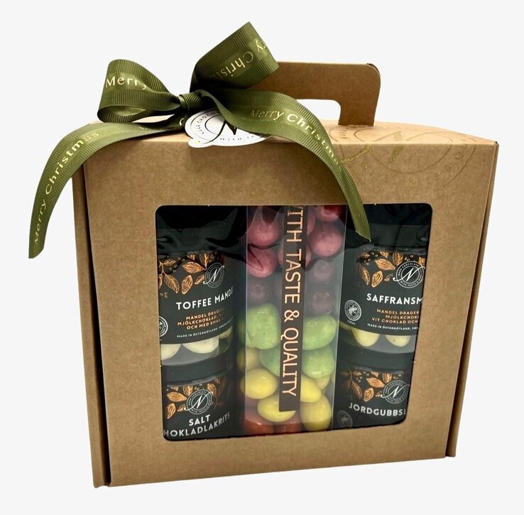 Foto av vackert paketerad julklapp med choklad och mandlar