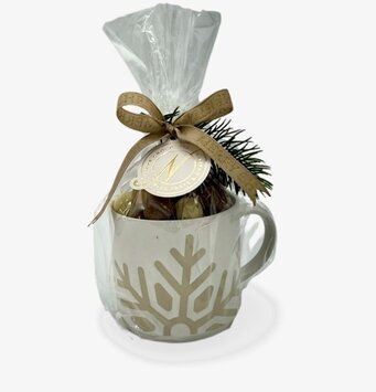 Bild av julig mugg med choklad och elegant dekoration