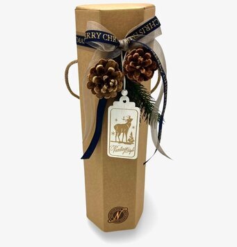 Bild av julinspirerat paket med elegant dekoration