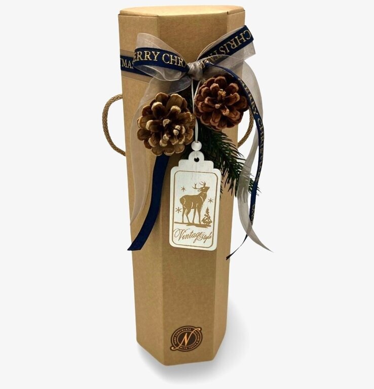 Bild av julinspirerat paket med elegant dekoration