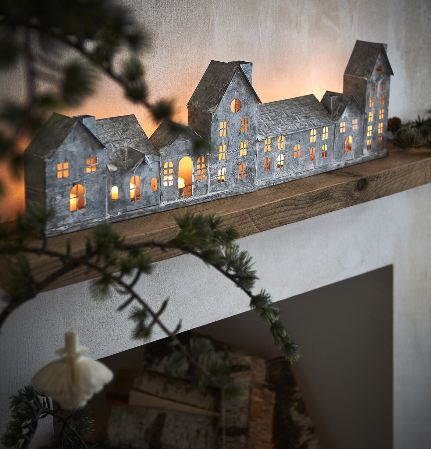 Ljuslykta Fenix Grå Large från Affari på rustik trähylla