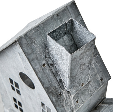 Bild av detaljrik ljuslykta med rustik design