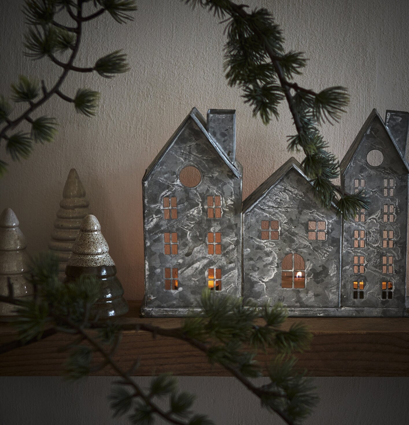 Ljuslykta Fenix Grå Small från Affari på en trähylla