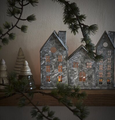 Bild av rustik ljuslykta med stämningsfull atmosfär