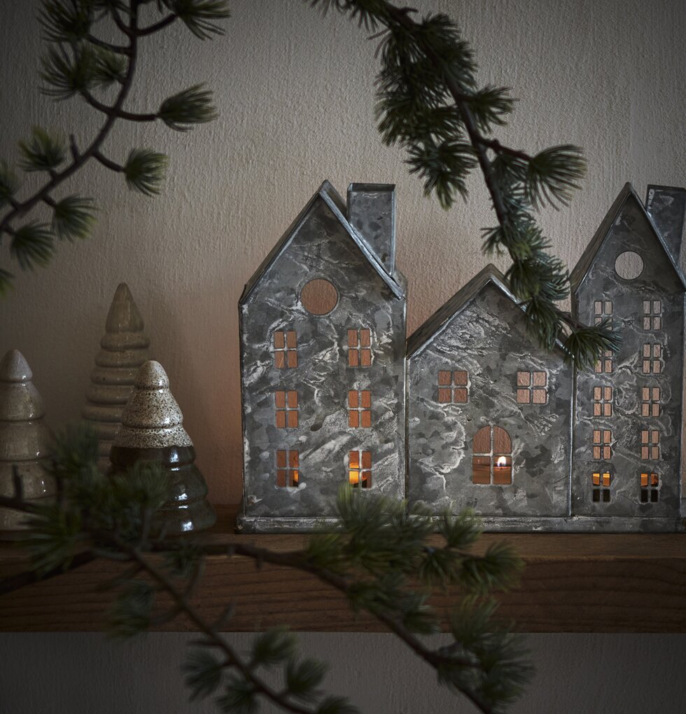 Ljuslykta Fenix Grå Small från Affari på en trähylla