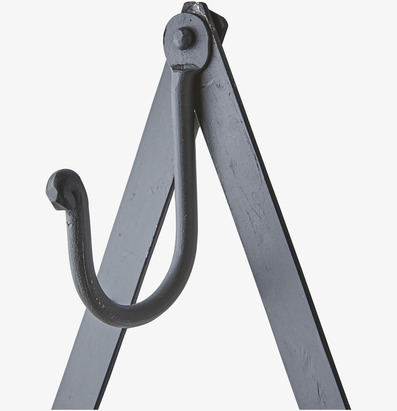 Bild av stilren klädhängare i svart metallfinish