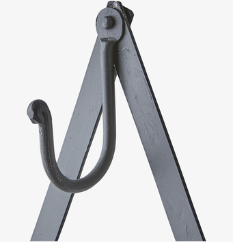 Bild av stilren klädhängare i svart metallfinish