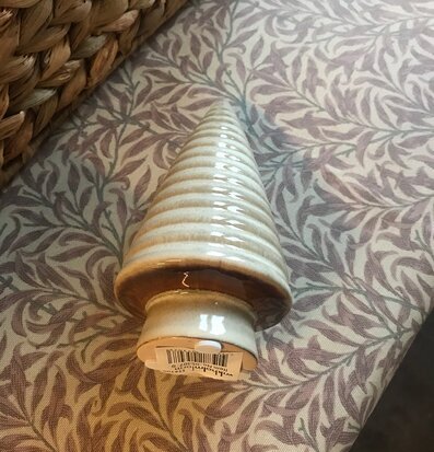 Foto av konformat dekorativt element i keramik