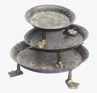 Bild av tre zinkfat med ankfötter och patinerad yta