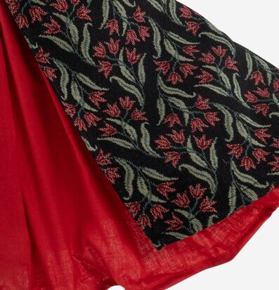 Bild av detaljrik textil med röd och blommig design