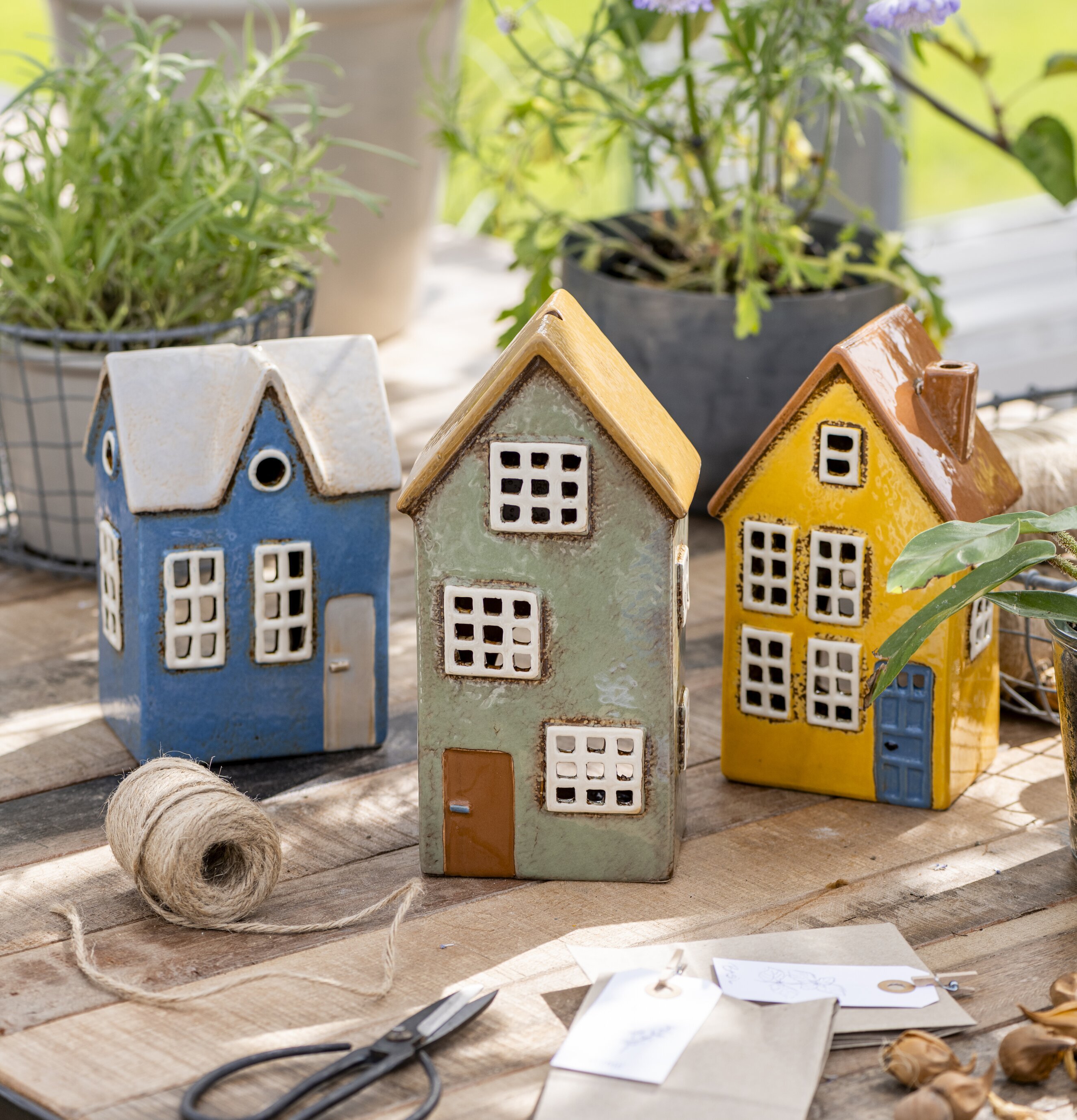 Ljuslykta Nyhavn Blå från IB Laursen på träbord med växter