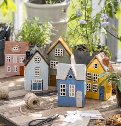 Bild av charmiga ljuslyktor i en grön trädgårdsmiljö