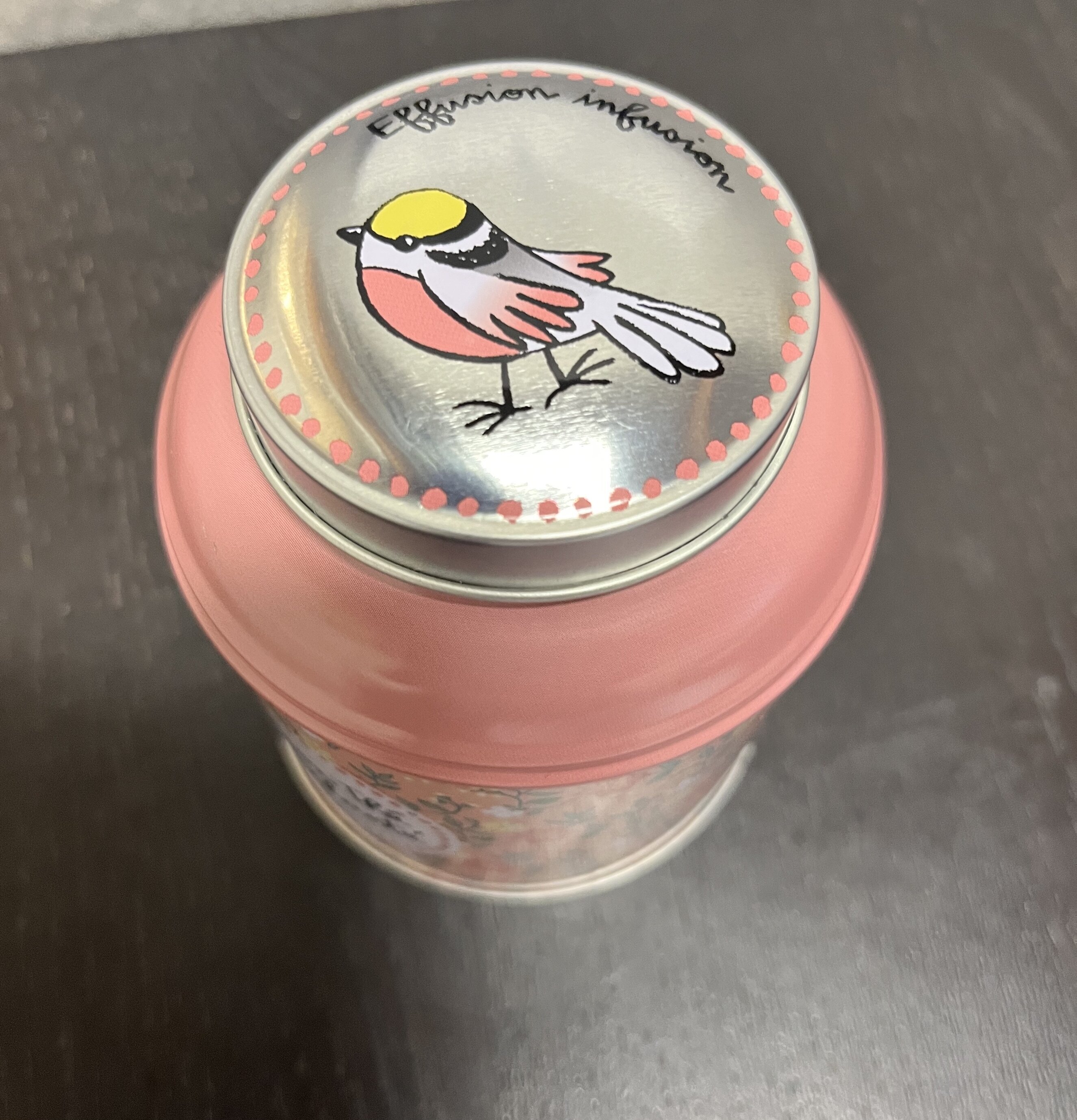 Plåtburk Te Rosa från Derriére la porte på mörk yta