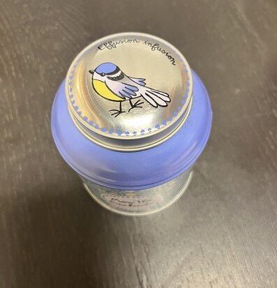 Bild av elegant blå plåtburk för teförvaring