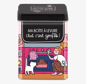 Bild av färgglad plåtburk med baktema och katt