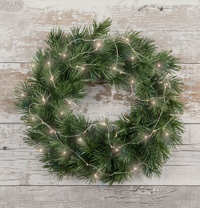 Bild av krans med varmvita LED-lampor och träbakgrund