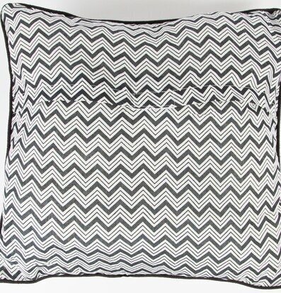 Bild av dekorativ kudde med svartvitt zigzag-mönster
