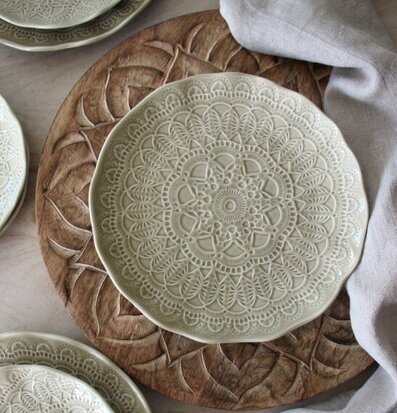 Bild av elegant tallrik på träbricka med linnehandduk