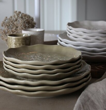 Bild av estetiskt arrangerade tallrikar och detaljer