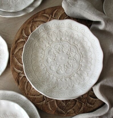 Bild av eleganta vita tallrikar med intrikat mönster