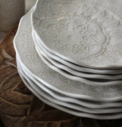Bild av eleganta vita tallrikar med mandalamönster