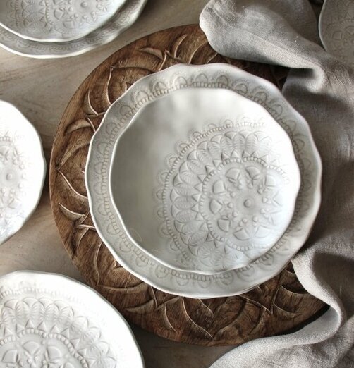 Assiett Happiness Vit från Majas Cottage med elegant mönster