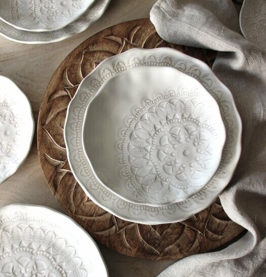 Assiett Happiness Vit från Majas Cottage med elegant mönster