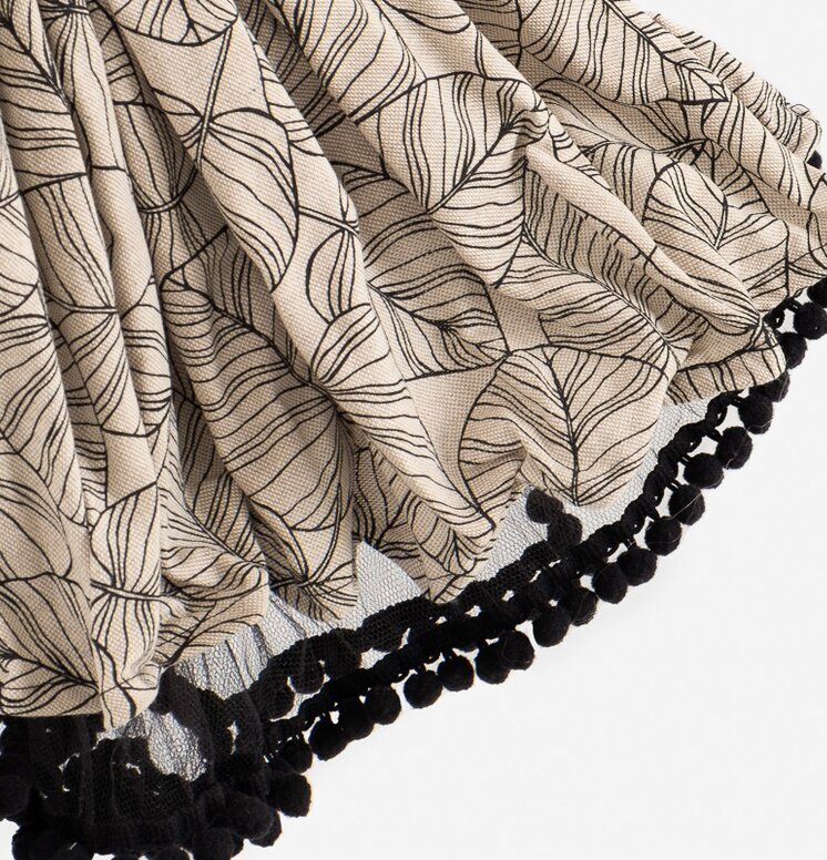 Bordslampa Lyra från Skitso med beige skärm och svarta blad