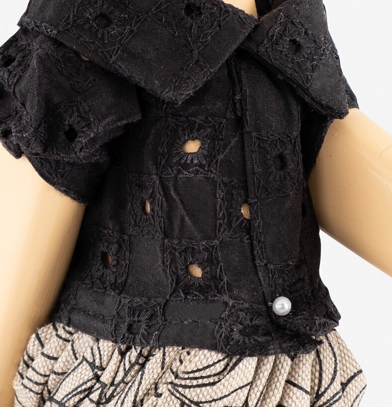 Bordslampa Lyra från Skitso med dockfigur och träbas