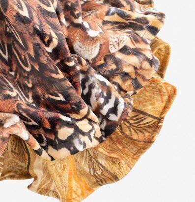 Foto av detaljrikt textilmönster i jordnära färger