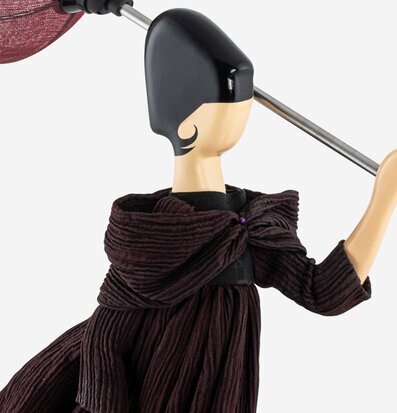 Bild av unik och dekorativ bordslampa i konstnärlig stil