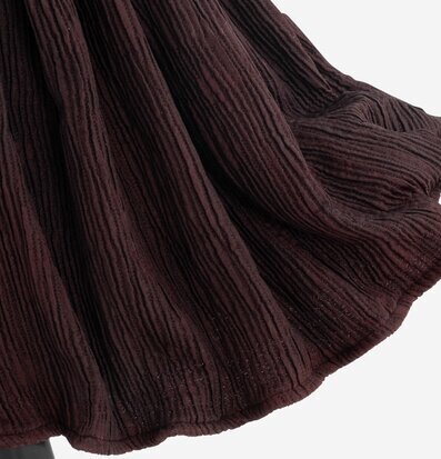 Foto av en bordslampa med elegant texturerat tyg