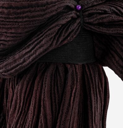 Bild av elegant bordslampa med sammet och pärldetalj