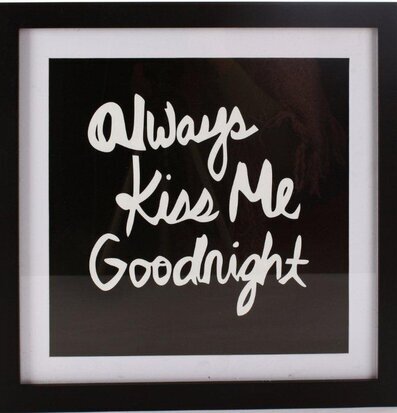 Bild av dekorativ tavla med text Always Kiss Me Goodnight