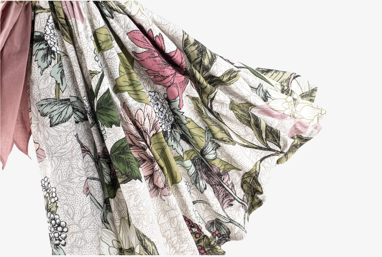 Bordslampa Noufia från Skitso med blommig skärm och rosett