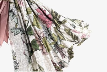 Bild av blommigt tyg med harmoniska färgnyanser