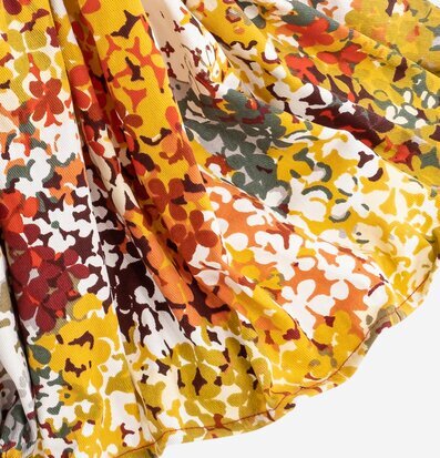 Bild av färgglad textil med blomliknande mönster