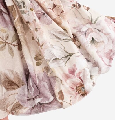 Bild av textil med blommönster i harmoniska nyanser