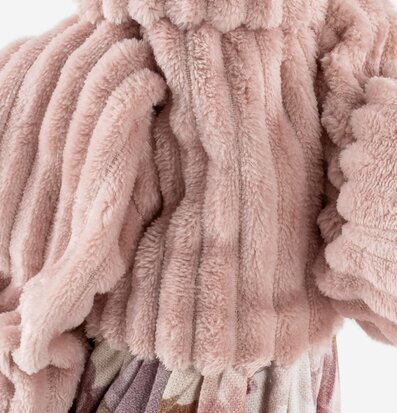 Bild av en detaljrik och texturerad bordslampa