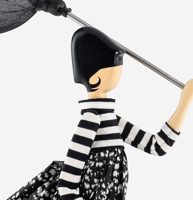 Bordslampa Svok från Skitso med stiliserad figur och kjol