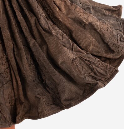 Foto av intrikat textilstruktur i jordnära toner