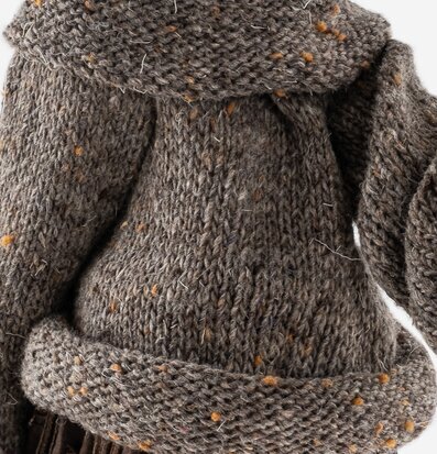 Bild av intrikat design: Stickad bas med färgkontrast