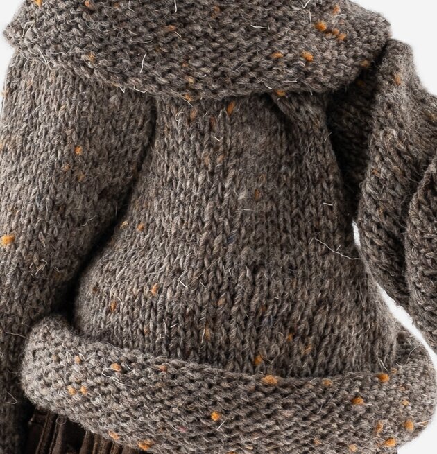 Bordslampa Touyiara från Skitso med handstickad tröja